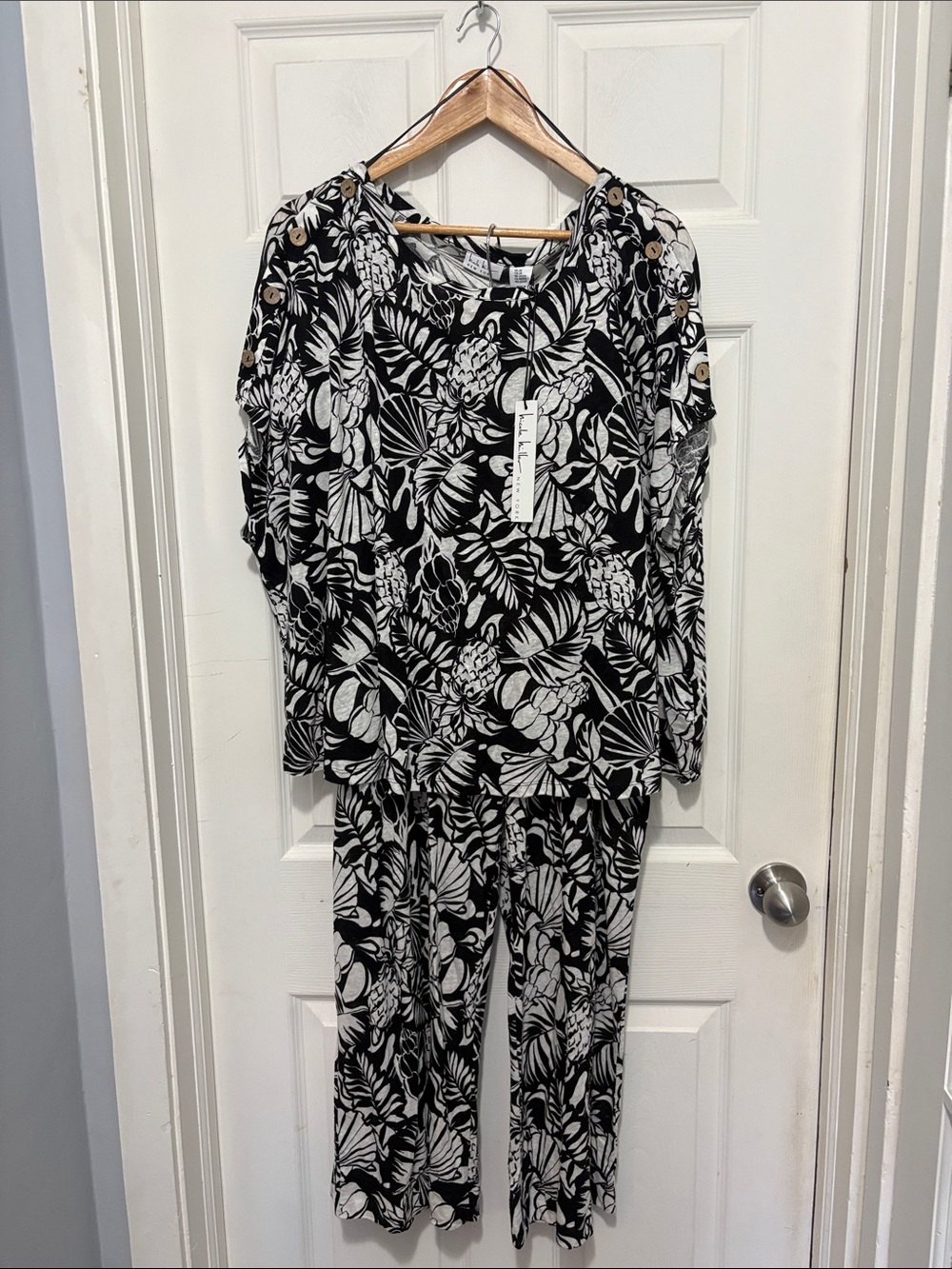 NWT Nicole Miller New York 2-Piece Black and White Tropical Print Set.